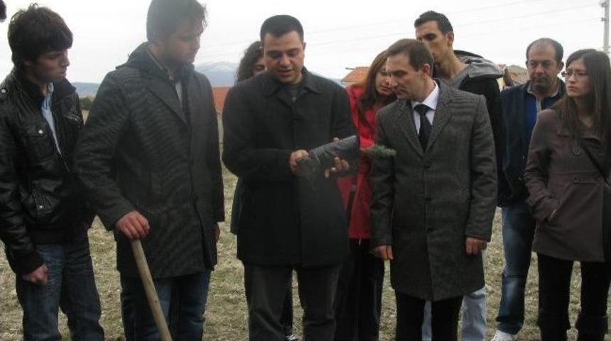 Demirci Eğitim Fak&uuml;ltesi &Ouml;ğrencileri Fidan Dikti