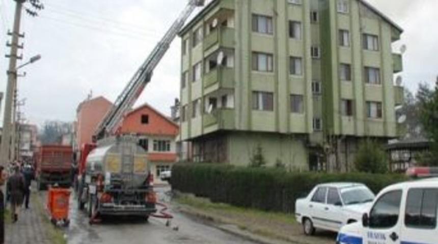 &Ccedil;atı Yangını 4 İtfaiye İle Ancak S&ouml;nd&uuml;r&uuml;lebildi