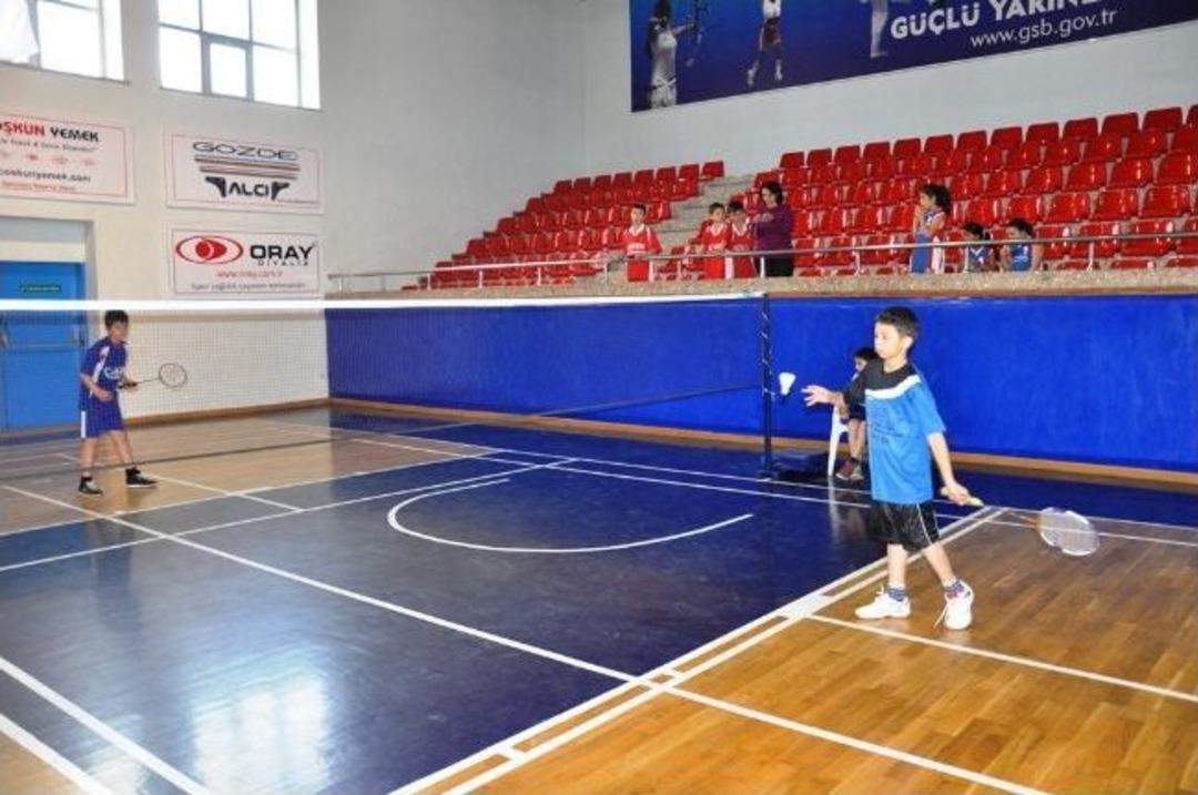 K&uuml;&ccedil;&uuml;klerde Badminton Heyecanı