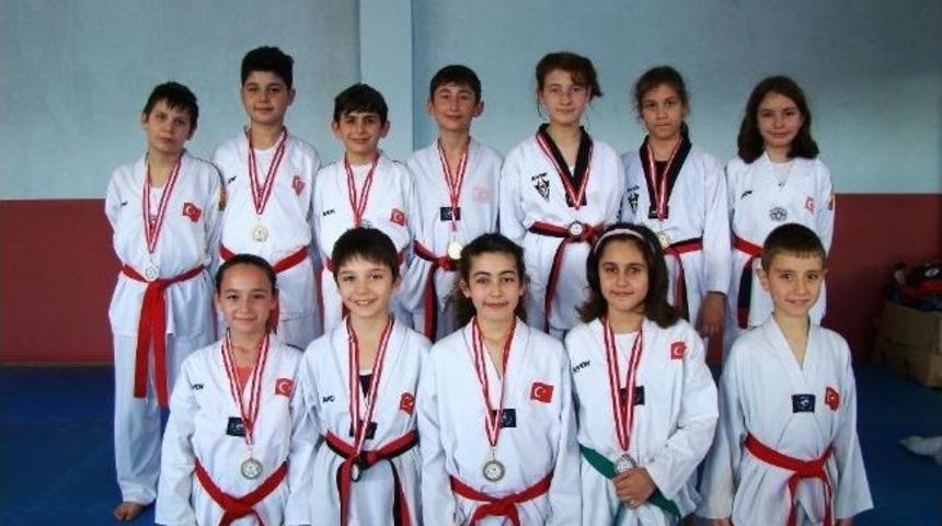 Ayvalıklı Tekvandoculardan 10 Madalya