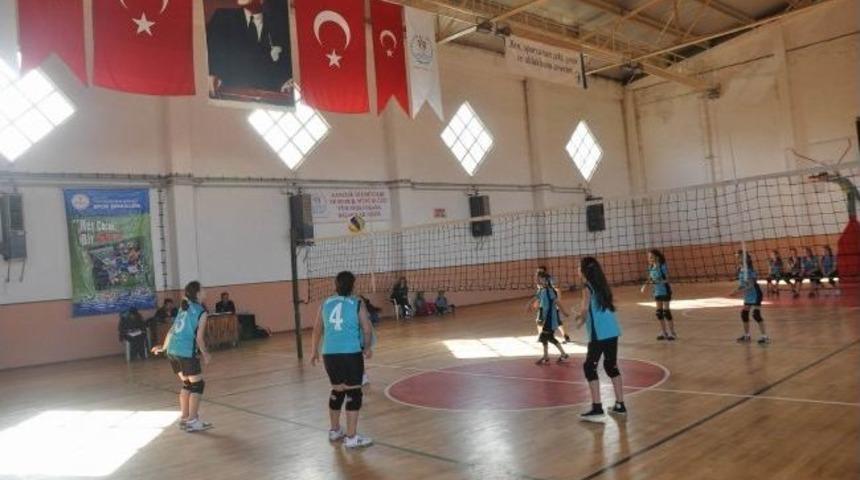 G&ouml;nen De Voleybol Turnuvaları Başladı