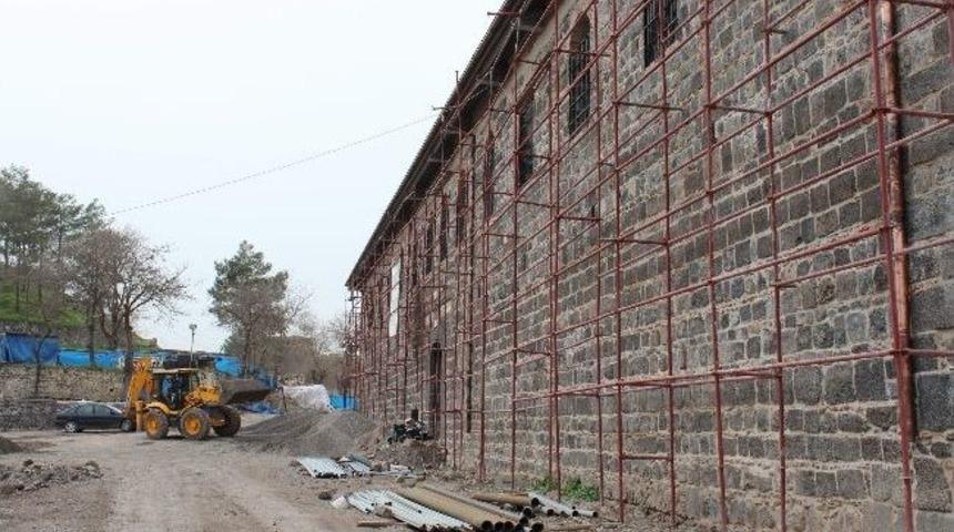 İ&ccedil; Kale&rsquo;deki Tarihi Yapıların Restorasyonu Devam Ediyor