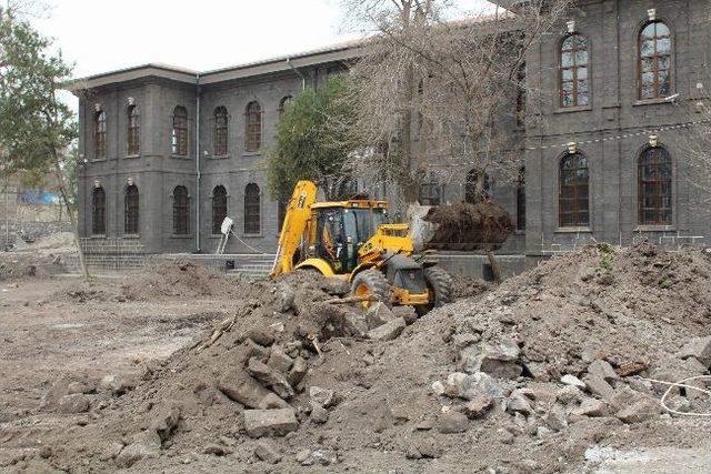 İç Kale’deki Tarihi Yapıların Restorasyonu Devam Ediyor