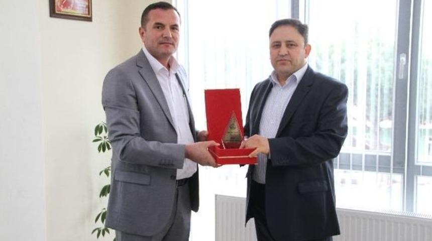 Başkan Mergen'den Eğitime Destek Verenlere Plaket