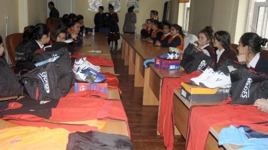 Y&uuml;ksekova'da 120 Kız &Ouml;ğrenciye Spor Malzemesi Dağıtıldı