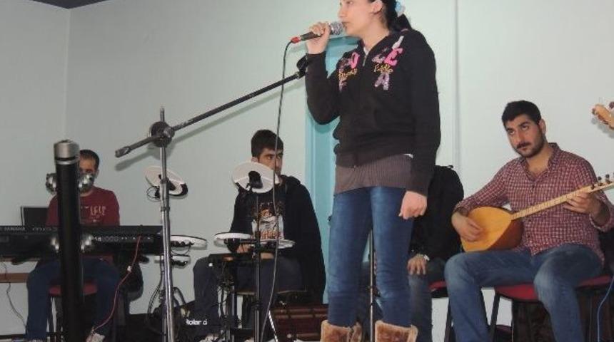 Eleşkirt&rsquo;te &lsquo;gen&ccedil; Sesler Yarışıyor&rsquo; Ses Yarışması