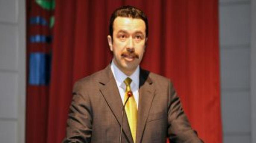 Yılın Annesi Se&ccedil;ilen G&uuml;ls&uuml;m Kabadayı'ya Plaketi Verildi