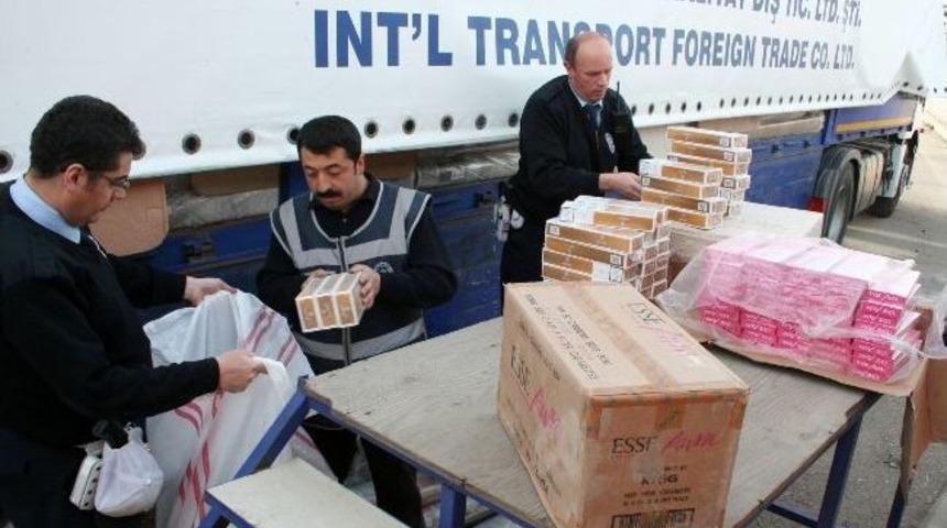 Halıların Altından Ka&ccedil;ak Sigara &Ccedil;ıktı