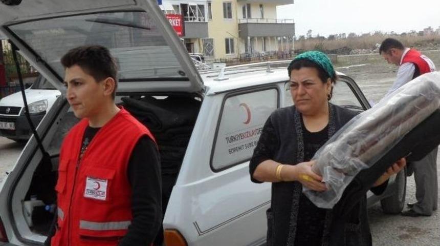 T&uuml;rk Kızılayı Zorda Kalan Selzedelere Battaniye Dağıttı