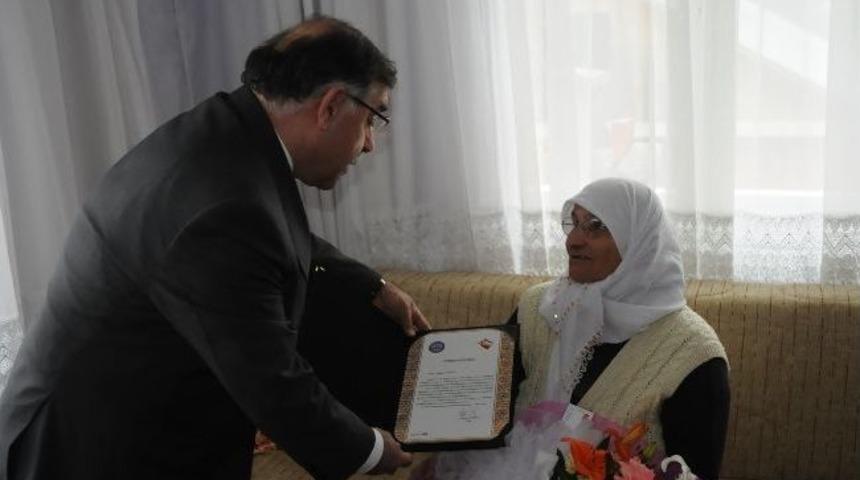 D&uuml;zce Valisi Adnan Yılmaz Şehit Annesini Ziyaret