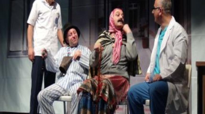 14 Mart Tıp Bayramı'nı Tiyatro Ile Kutladılar