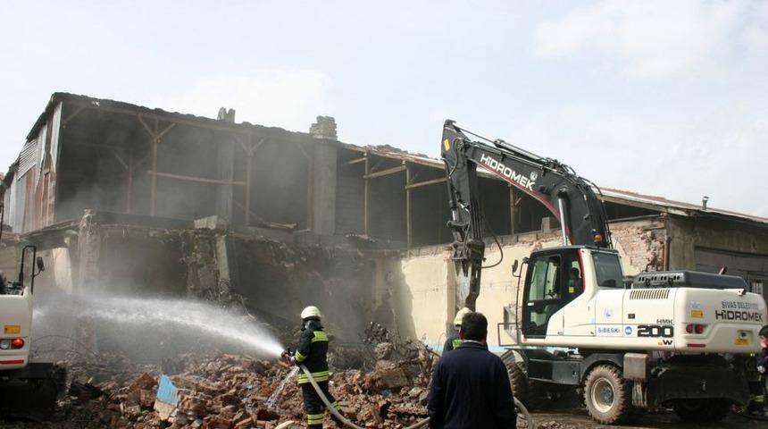 Sivas'ta Kentsel D&ouml;n&uuml;ş&uuml;m Kapsamında B&uuml;y&uuml;k Yıkım