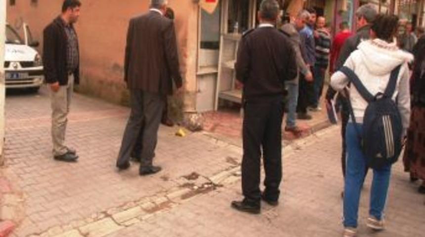 Yan Baktı Diye Silahla Bacağından Vurdu