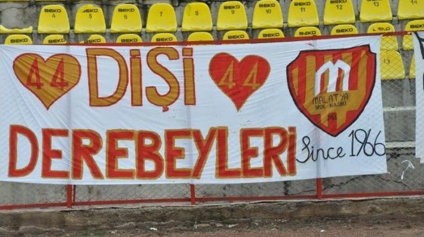 Dişi Derebeyleri Trib&uuml;nlere Renk Katıyor