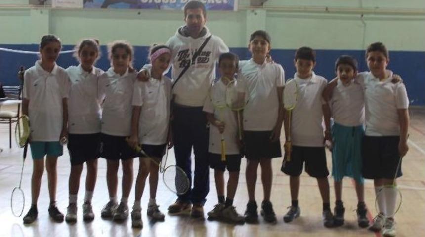 Okullar Arası K&uuml;&ccedil;&uuml;kler Badminton M&uuml;sabakaları