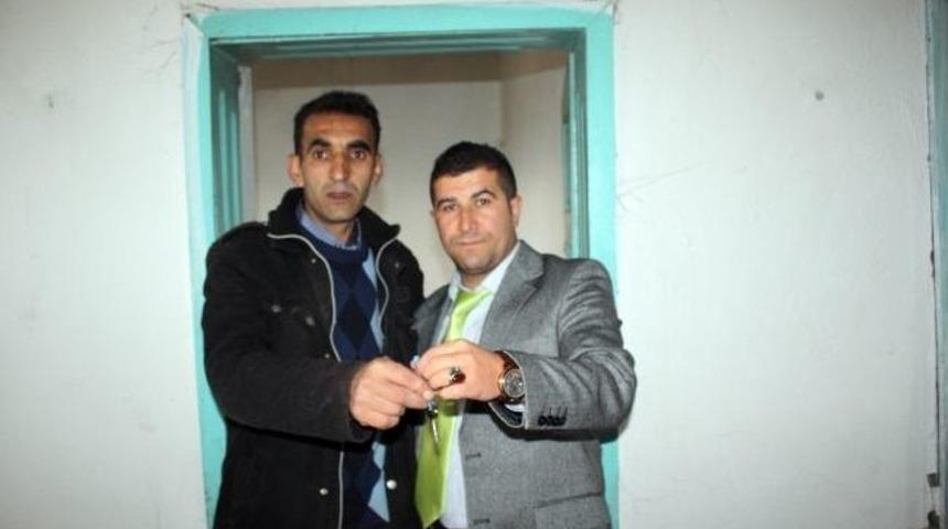 Hayırsever İş Adamından Muhtaç Aileye Ev Yardımı