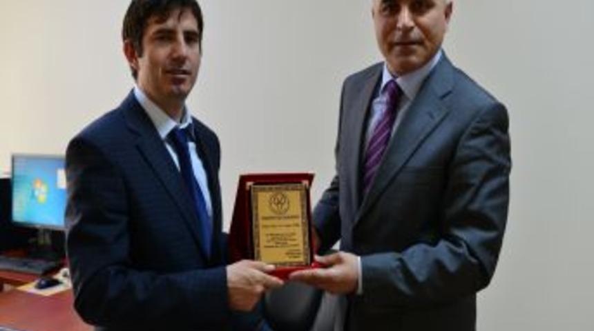 Belediye Başkanı Korkut'tan Başarılı Doktora Plaket