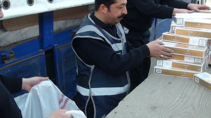 TIR'da Halı Altına Gizlenmiş 31 Bin Paket Ka&ccedil;ak Sigara Ele Ge&ccedil;irildi