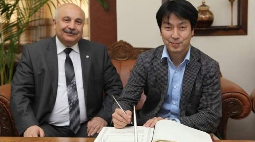 Japon Akademisyenden Rektör Gönüllü’ye Ziyaret