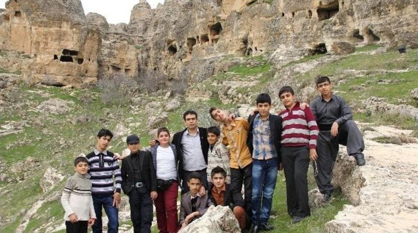 Silvan Kaymakamı Sezer'den Iraklı &Ouml;ğrencilere Yemek