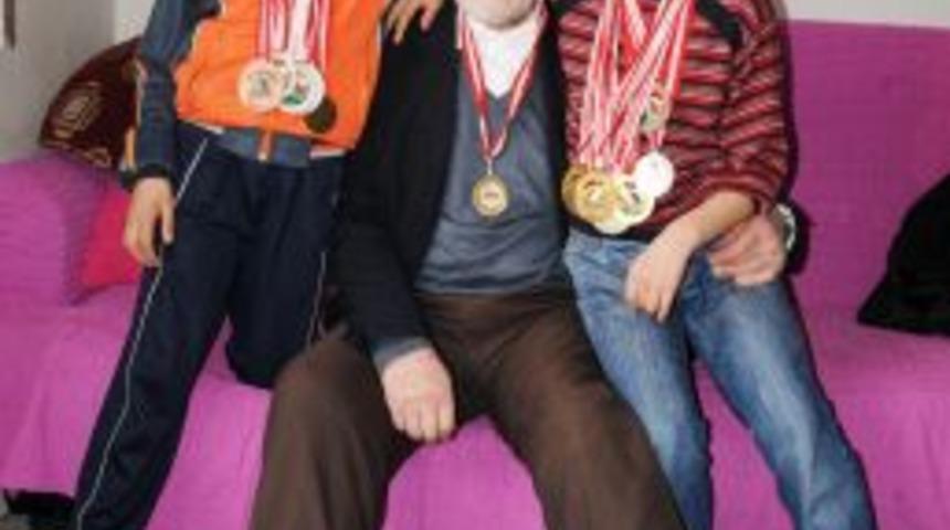 Ailesiyle K&ouml;yden Şehre G&ouml;&ccedil; Eden Pehlivan Kardeşlere Rakip Dayanmıyor