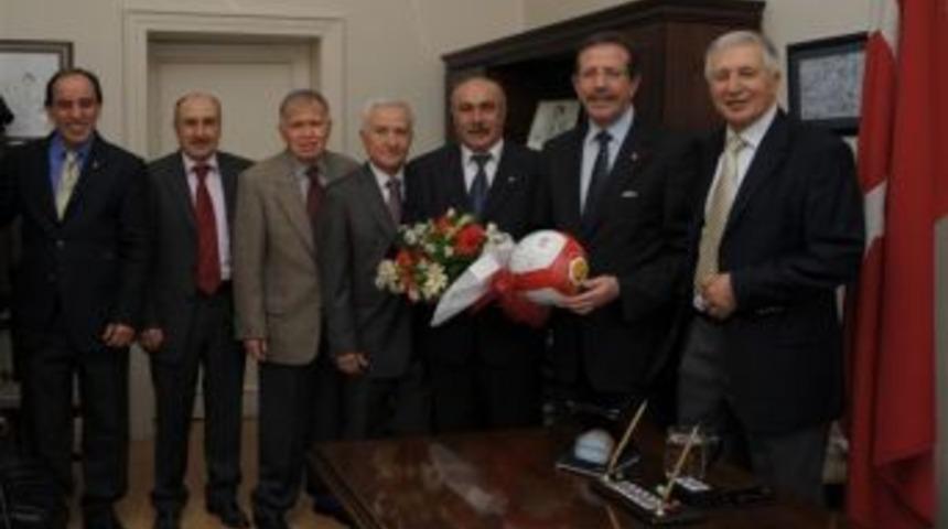 Efsanev Es-es Futbolcularından Vali Yardımcısı G&uuml;nay&rsquo;a Ziyaret