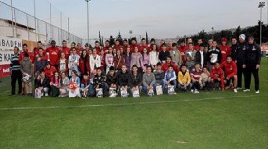 &Ouml;ğrencilerden Trabzonspor'a Ziyaret