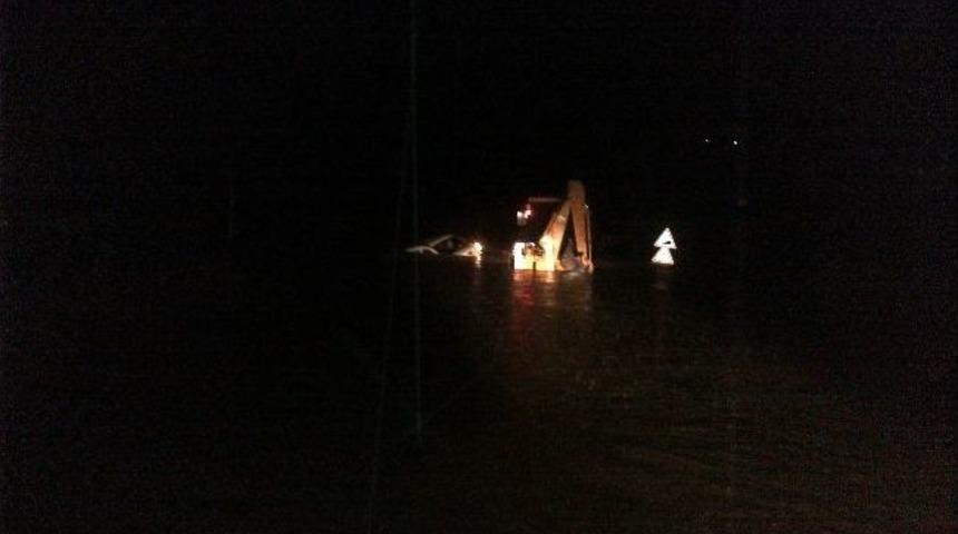 Suya Gömülen Araçtan Son Anda Kurtuldu