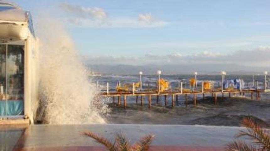 Dev Dalgalar Körfezi Dövüyor.