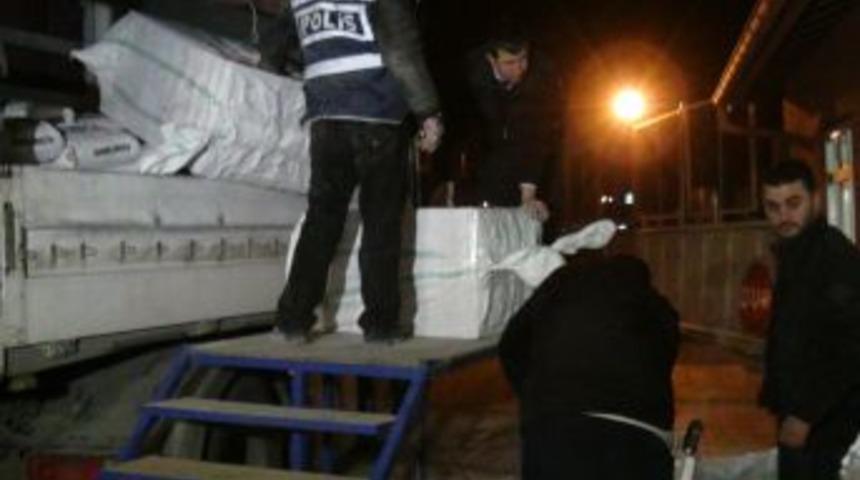 Aksaray'da &Ccedil;imento Y&uuml;kl&uuml; TIR'dan Ka&ccedil;ak Sigara &Ccedil;ıktı