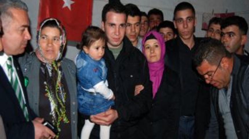 Serbest Bırakılan Uzman &Ccedil;avuş, 1 Bu&ccedil;uk Yaşındaki Kızını Ilk Kez Kucağına Aldı