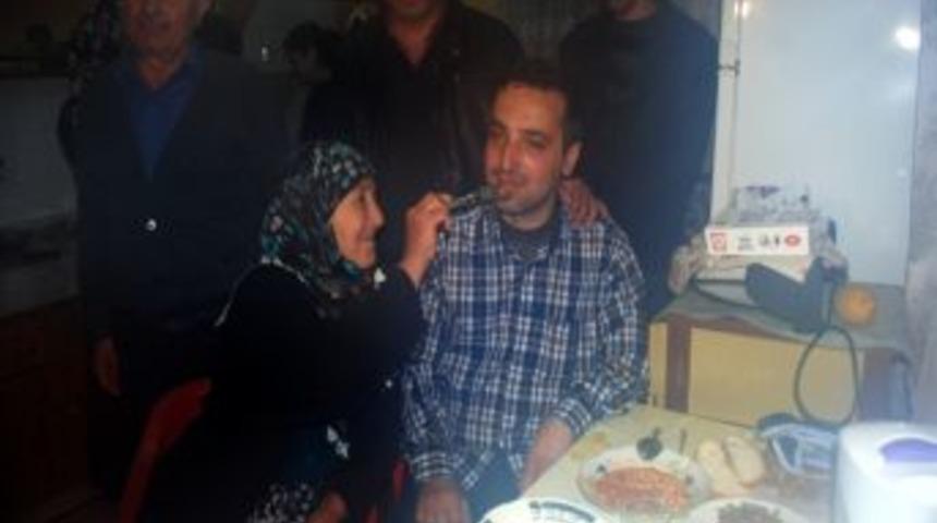 Ter&ouml;r &Ouml;rg&uuml;t&uuml;n&uuml;n Ka&ccedil;ırdığı Polis Memuru Nadir &Ouml;zgen Ailesine Kavuştu