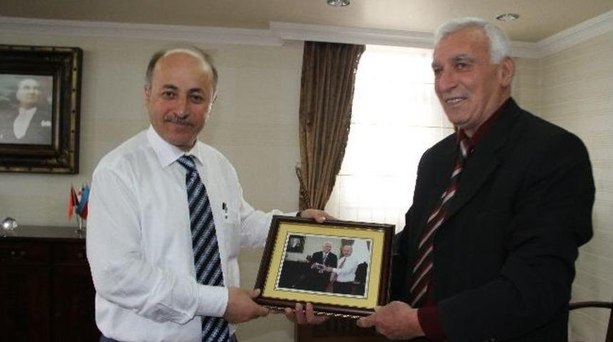 G&uuml;rcistan-t&uuml;rkiye Uluslararası Dostluk Ve Dayanışma Derneği Vali Azizoğlunu Ziyaret Etti