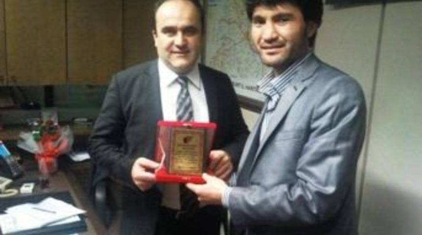 Afgan M&uuml;lteci M&uuml;sl&uuml;manlarından B&uuml;nyamin &Ouml;zbeke Teşekk&uuml;r Plaketi