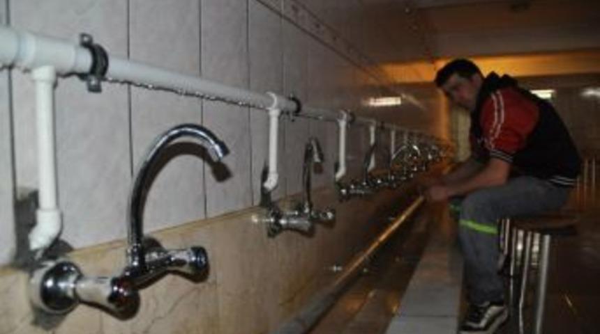 Camide Sıcak Su ile abdest alınacak