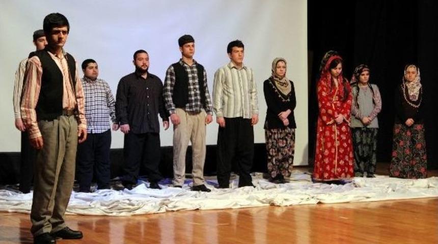 &ldquo;&ccedil;anakkale Destanı Ve Tıbbiyeli Şehitler&rdquo; Sahnelendi