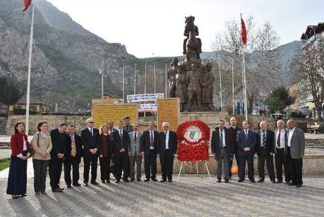 Amasya’da Doktorlardan Atatürk Anıtı'na Çelenk