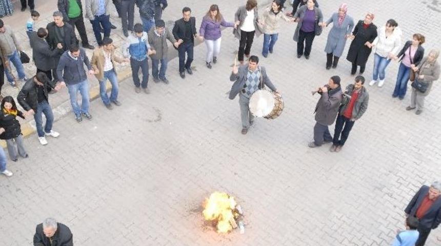Ergani&rsquo;de Nevruz Ateşi Yakıldı