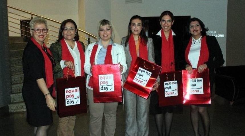 Kadınlardan Kırmızı &Ccedil;antalı Eylem