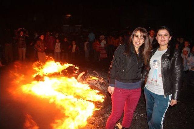 Hakkari’de İlk Nevruz Ateşi Yakıldı