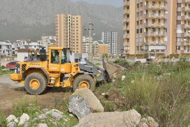 Konyaaltı’nda Boş Alanlarda Temizlik Çalışması Başladı