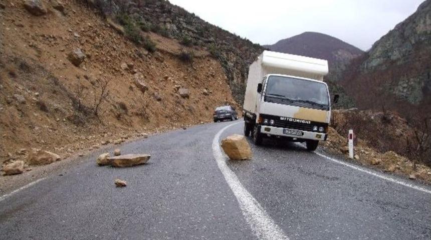 Artvin'de Karayoluna D&uuml;şen Kaya Par&ccedil;aları S&uuml;r&uuml;c&uuml;lere Zor Anlar Yaşatıyor
