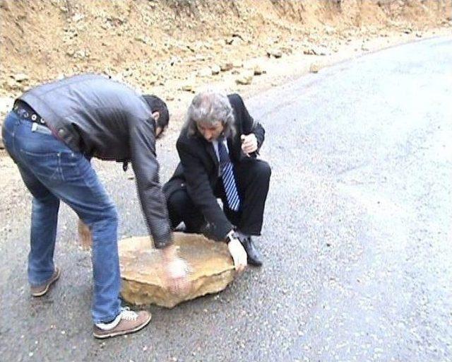 Artvin'de Karayoluna Düşen Kaya Parçaları Sürücülere Zor Anlar Yaşatıyor