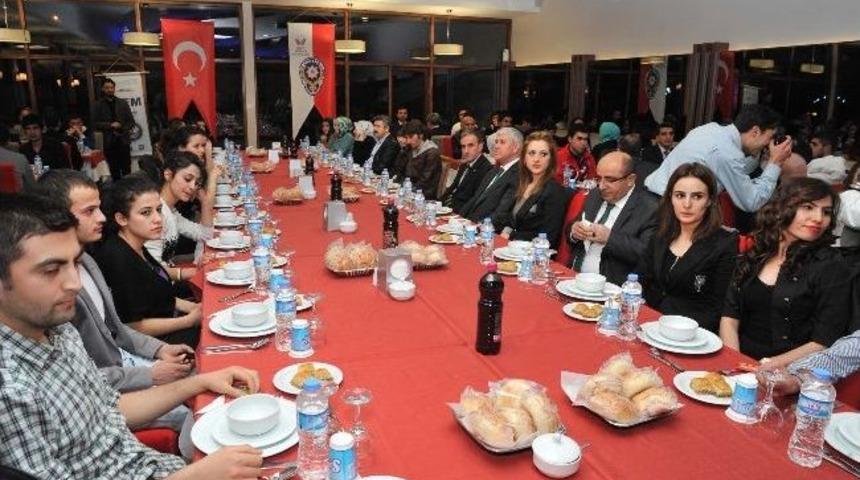 Uşak&rsquo;ta &Uuml;niversite &Ouml;ğrencileri İ&ccedil;in &Ccedil;iğ K&ouml;fte Etkinliği