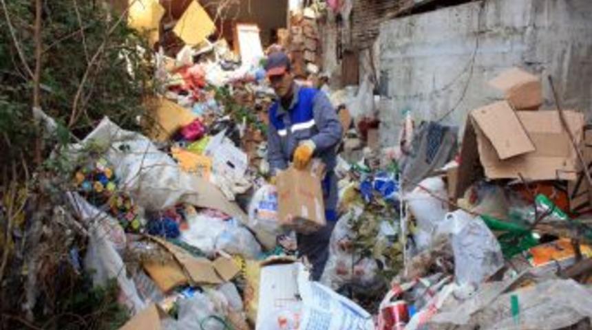 &Ccedil;&ouml;p Ev Sahibi Kadın, G&ouml;revlileri Anayasa Mahkemesine Gitmekle Tehdit Etti