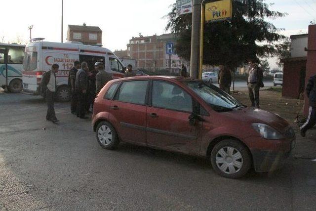 Otomobilin Çarptığı Motosiklet Sürücüsü Yaralandı