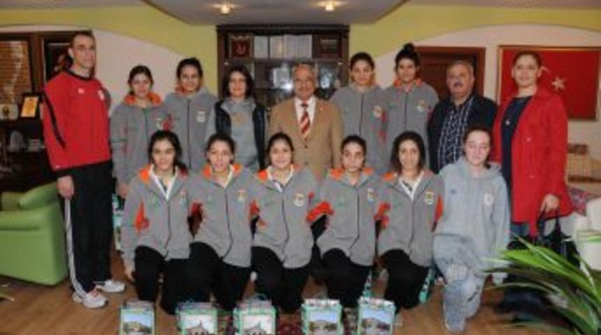 Tarsus Belediyespor'un oluşturduğu Doğa Koleji 4. oldu
