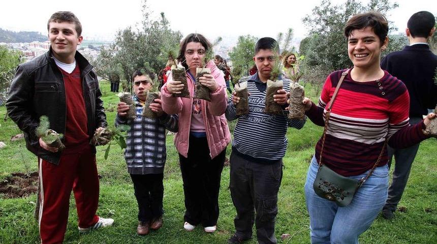 Karşıyaka'da Engelliler Ağa&ccedil; Dikti