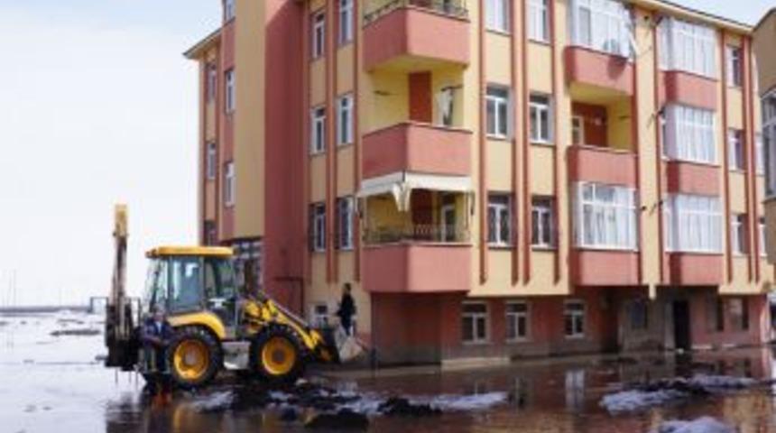 Erzurum'da Kar Eridi Bodrum Katları Su Altında Kaldı