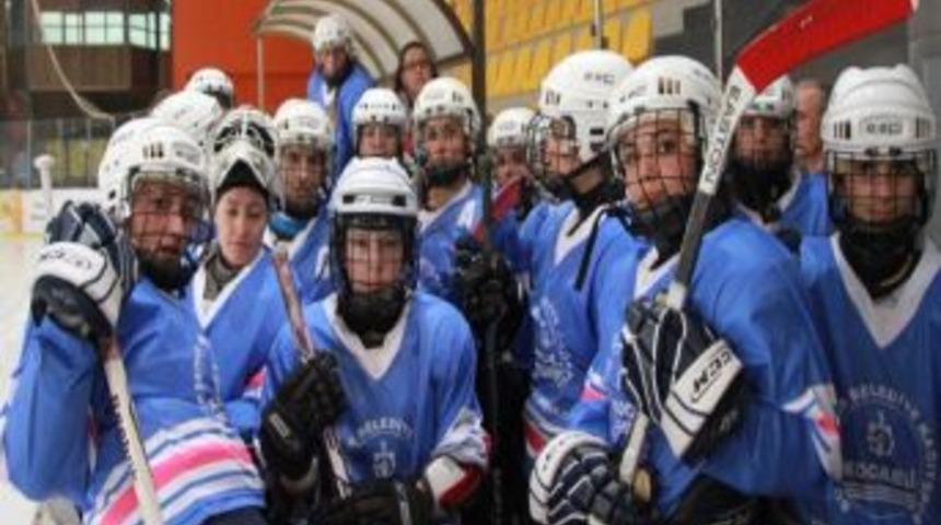 Bayan Hokeyciler Galibiyetle Tanıştı